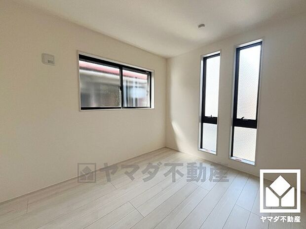 約5.2帖の2階洋室です。2面採光の大きな窓からは明るい光が降り注ぎます。柔らかな光が差し込むお部屋で、快適で落ち着いた生活をお送りいただけます。