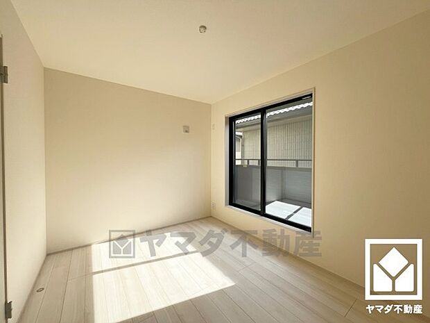 約6帖の2階南側洋室です。バルコニーにつながるお部屋で、通風・陽当たり良好。お子様のお部屋などにも丁度良い広さです。