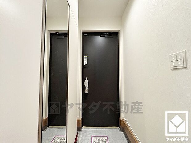 玄関にはシューズボックスを完備。家族の靴もしっかり収納できるので、玄関がいつも片付き、気持ちよくお客様を迎えられます。お出かけの前のチェックにも便利な鏡付きです。