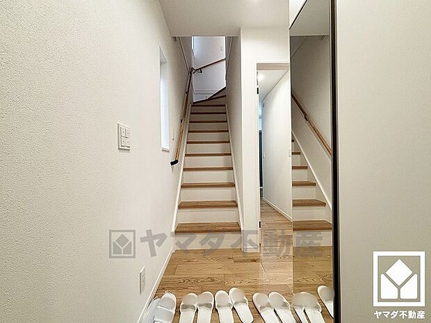 窓から光が差し込み、外出時にも帰宅時にも、明るい気持ちになれる玄関です。