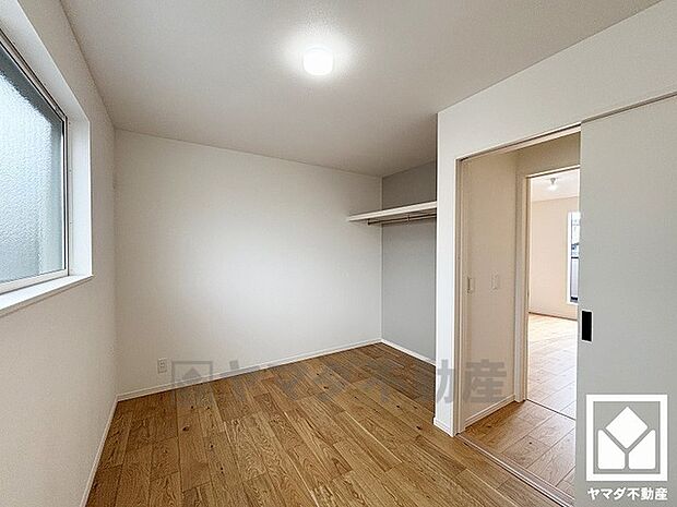 約6帖の3階洋室です。お子様のお部屋などにも丁度良い広さです。全居室にクローゼットがございますので、お部屋の広さを最大限に活用できます。