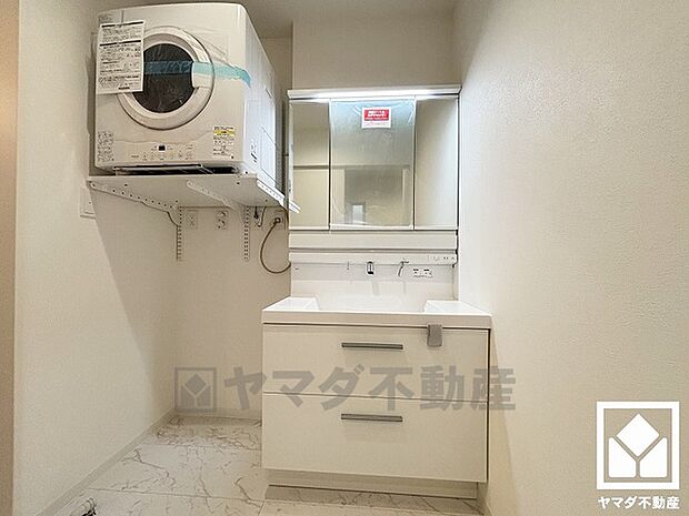 収納付きでスッキリお使い頂ける3面鏡の洗面台です。洗面ボウルが広めなので、忙しい朝でも身支度がしやすく時短になります。