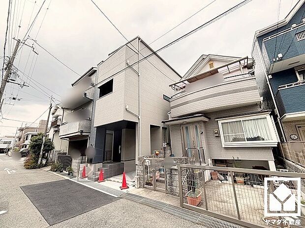 宅配ボックスも完備しています。留守でも安心、荷物の受け取りをスムーズに。