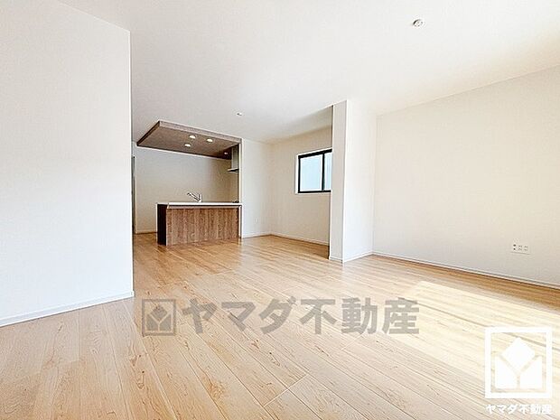 広々19.6帖のLDKが魅力。家族全員がリラックスできる、ゆったりとした快適リビングで温かい団らんの時間を。