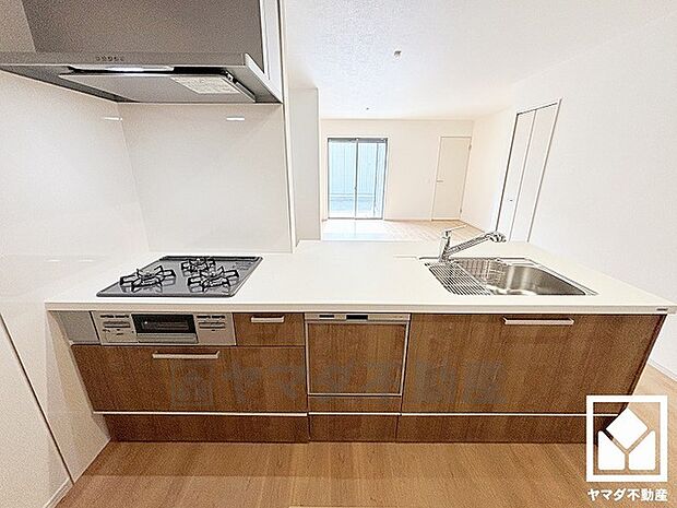 フラットタイプのカウンターキッチンなので配膳や片付けがしやすく、お料理中でもお子様の様子が分かって安心です。災害時の非常食や食料品のストックなども保存できる床下収納付き。