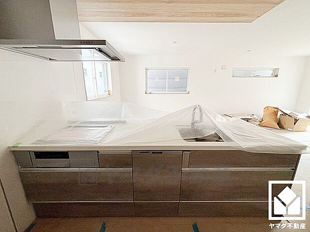 フラットタイプのカウンターキッチンなので配膳や片付けがしやすく、お料理中でもお子様の様子が分かって安心です。背面には備え付けのカップボードもあり、スッキリとした空間が保てます。