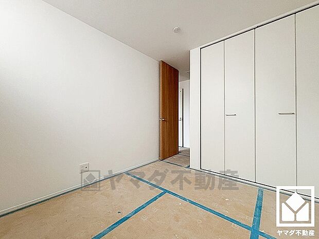 約5.3帖の2階北側洋室です。お子様のお部屋などにも丁度良い広さです。