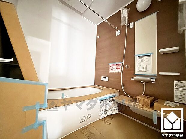 1日の疲れを癒す浴室でゆったりリフレッシュ。ナチュラルな木目調のアクセントパネルは落ち着いた雰囲気を演出してくれます。