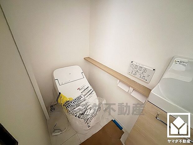 1階はお手入れがしやすく節水効果も高いタンクレストイレです。手洗いが別になっているので、衛生的に使えます。