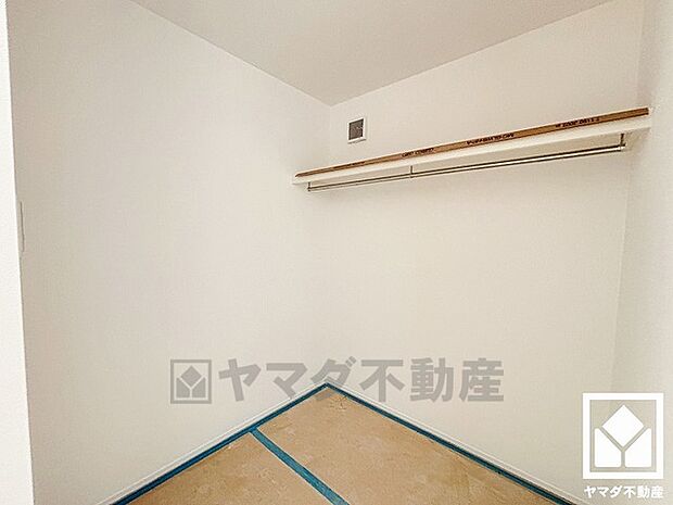 収納力豊富なウォークインクローゼット付き。お洋服はもちろん季節の荷物、趣味の道具や日用品のストックなども収納可能。