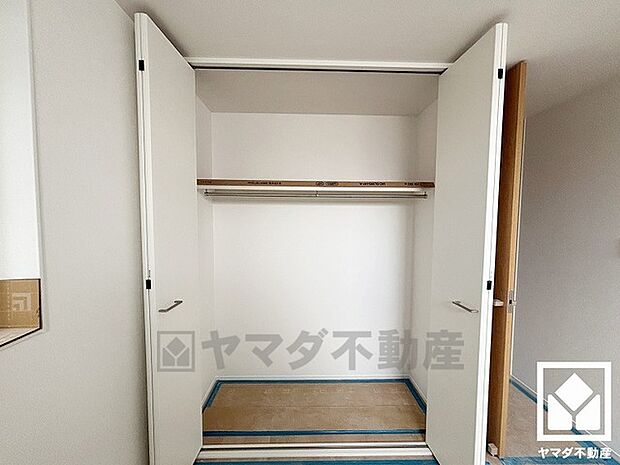 新たに家具を買わなくても良いので、ハンガーパイプ付きのクローゼットは嬉しいですね。