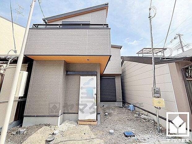 落ち着いた色合いと直線的な美しさが調和したモダンな外観。帰るたびに安心感を感じられる佇まい。