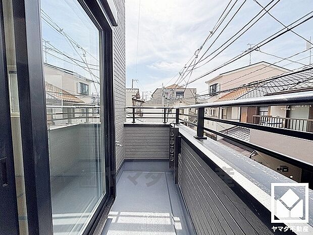 西向きバルコニーで風通し良好。たっぷりの洗濯物も気持ちよく乾きます。