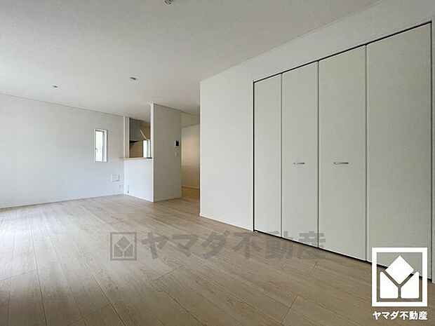 広々18.5帖のLDKが魅力。家族全員がリラックスできる、ゆったりとした快適リビングで温かい団らんの時間を。