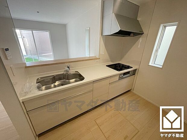 キッチン横には窓がございますので、昼間は手元が明るく、お料理がはかどります。災害時の非常食や食料品のストックなども保存できる床下収納もございます。