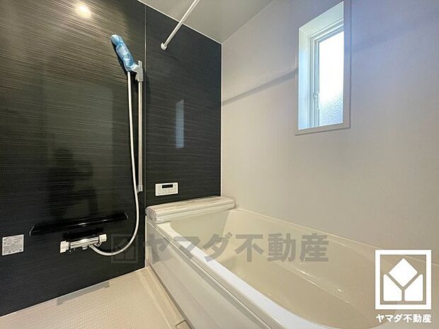 1日の疲れを癒す浴室でゆったりリフレッシュ。小窓が付いているので明るく、こもりがちな湿気もすぐ取り除くことができます。