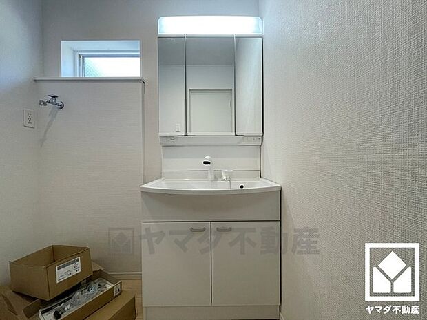 収納付きでスッキリお使い頂ける3面鏡の洗面台です。洗面ボウルが広めなので、忙しい朝でも身支度がしやすく時短になります。