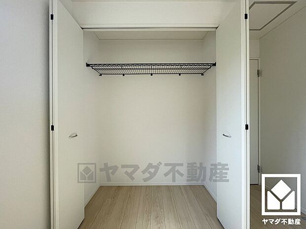 お洋服はもちろん、スーツケースなどの大物もしっかり収納できます。
