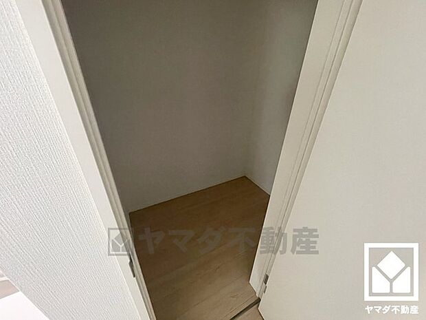 たっぷり収納できる約1.5帖の納戸付きだから、家の中をもっとスッキリ。季節の荷物や趣味の道具もしっかり収納。