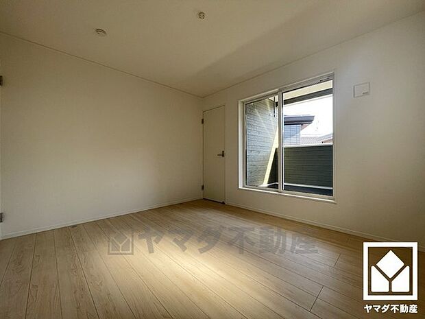 約7帖の2階洋室です。バルコニーにつながるお部屋で、通風・陽当たり良好。