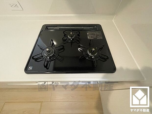 家族のごはん作りがはかどる。同時調理ができる3口コンロ付き。