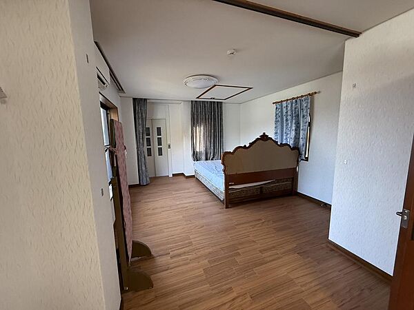 寝室にはエレベーターと屋根裏収納があります！