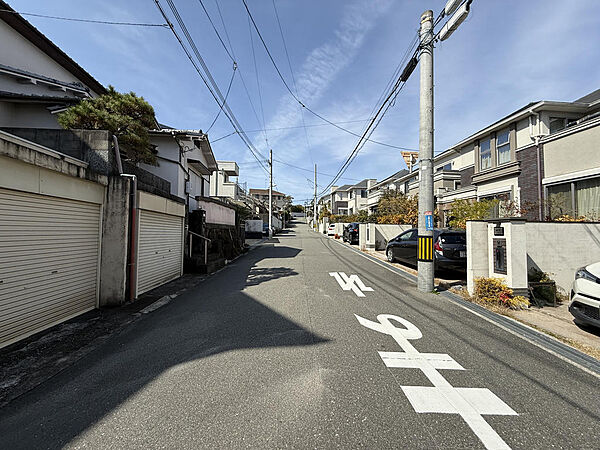 前面道路です！幅員６m！東側から撮影！
