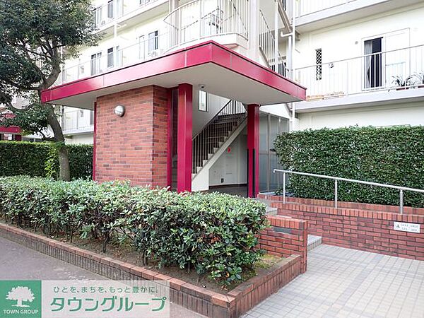 鮮やかな赤色が映えるエントランス♪