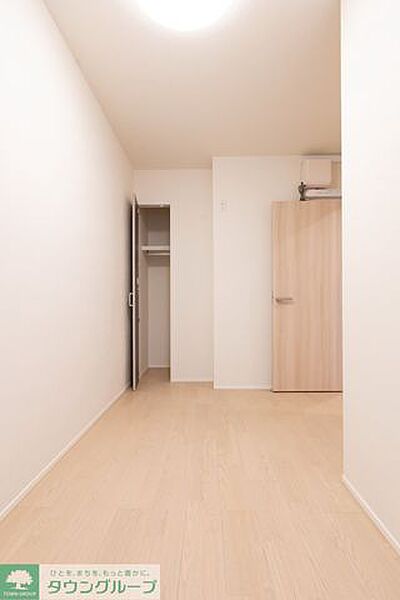 色んな家具と相性の良さそうなナチュラルカラーの洋室です♪