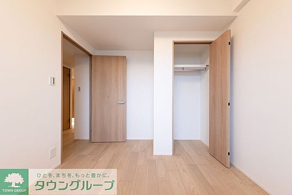 全居室収納完備！衣類などを効率よく収納できます♪