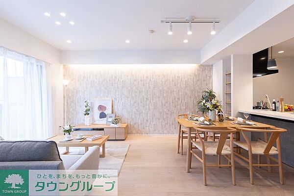 ぬくもりと癒やしをプラス、アクセントクロスのあるお洒落なリビング♪