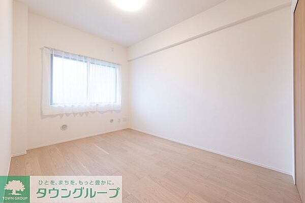 色んな家具とも相性の良さそうなナチュラルカラーの洋室です♪