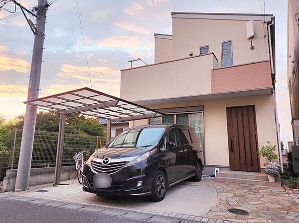 屋根には太陽光発電システムを搭載しており、電気代の軽減や売電収入が期待できます。