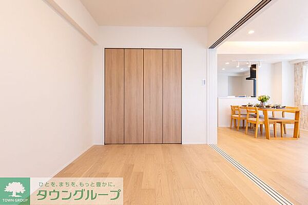 扉を開放して広いリビングとしてもお使いになれる洋室です♪