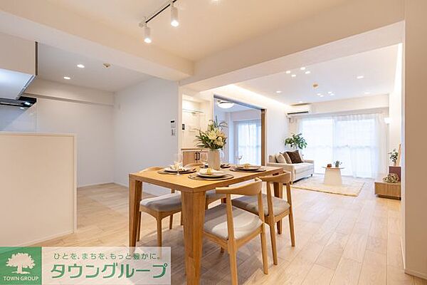 約13.5帖の開放感あふれる、リビングと一体になる洋室で広々ご利用頂けます♪