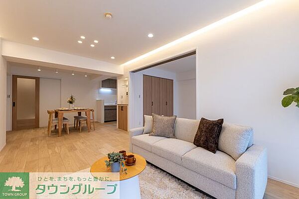 シンプルなカラーで落ち着いたリビングスペースです♪