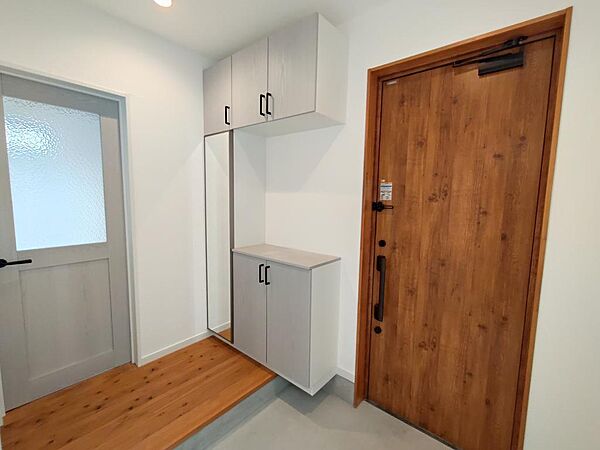 シューズBOXも建具とコーディネート。玄関を開けると木の香りに癒されます。