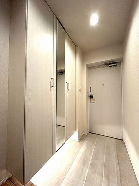 住まいの顔となる玄関は、明清潔感のある空間。大容量のシューズボックスを備えており、ご家族の靴もスッキリと整理整頓できます。帰宅するたびに気持ちよく迎え入れてくれます。