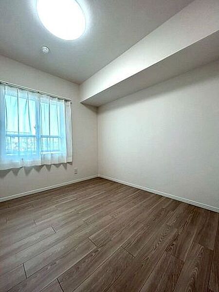 窓から柔らかな光が入り、心穏やかに過ごせる心地よいお部屋です。