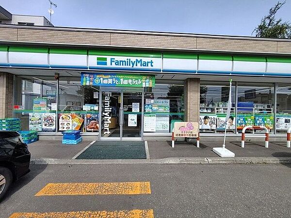 ファミリーマート札幌北8条東17丁目店 340m
