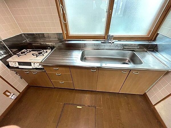 お掃除がしやすいステンレスワークトップを採用。コンロ前にも窓があり、換気がしやすく開放的です。