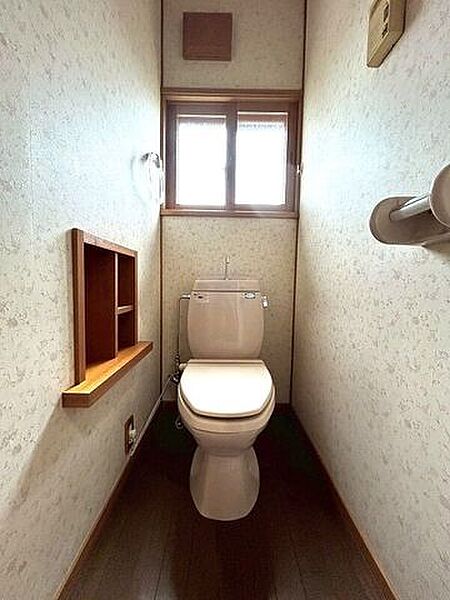 木の温もりを感じる爽やかなトイレ。窓付きで明るく、気になるニオイや湿気もすっきりと換気できます。