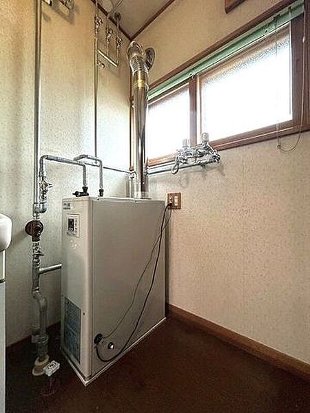 洗濯機置場のすぐ横に窓があり、湿気がこもりがちな水まわりも効率よく換気できて衛生的です。