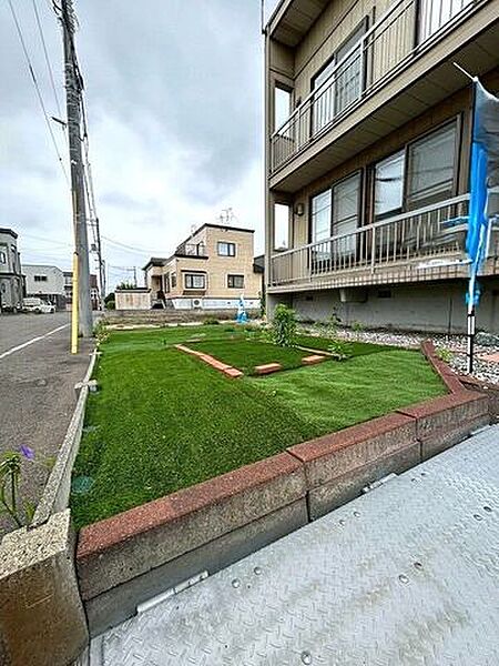 綺麗に整えられた心地よいお庭スペース。敷地内にゆとりがあり、様々な用途に活用できるのが魅力です。