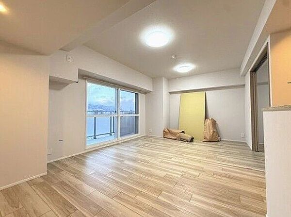 明るい陽光が差し込む開放的なリビング。窓からの眺望も良く、開放感あふれる空間でリラックスした時間を。