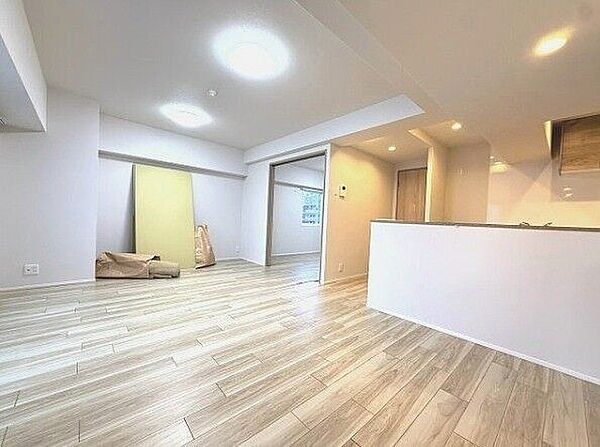 広々とした明るいリビング。ナチュラルな色合いの内装で、どんな家具も合わせやすく、理想の空間が作れます。