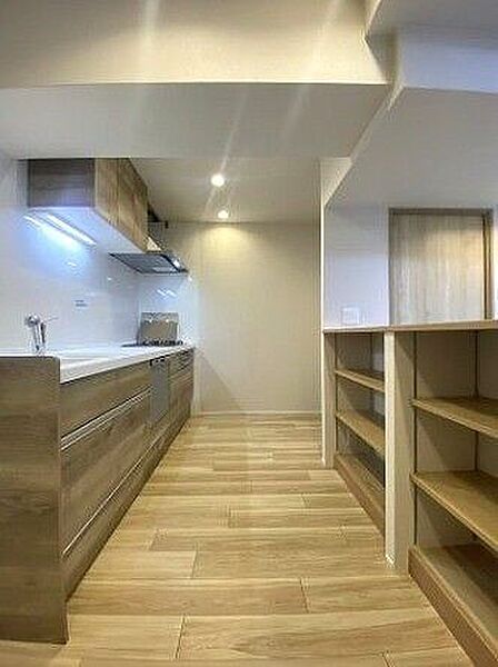 機能的で使いやすいキッチン。作業スペースも十分に確保されており、毎日の料理が楽しくなる工夫が詰まっています。