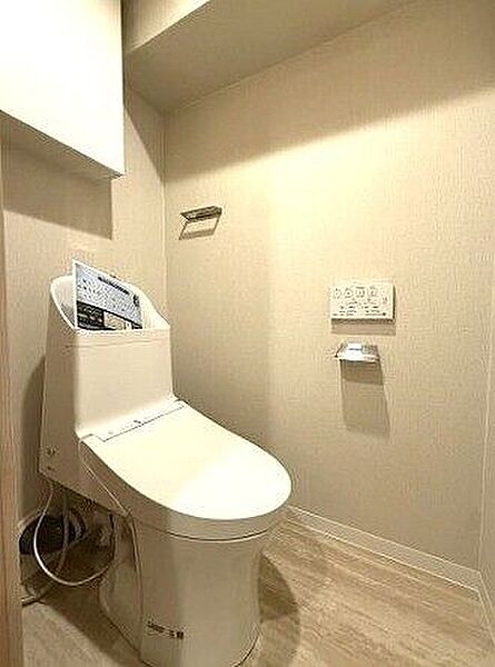 温水洗浄便座付きの清潔なトイレ。お手入れがしやすい床材を使用しており、毎日快適にご利用いただけます。