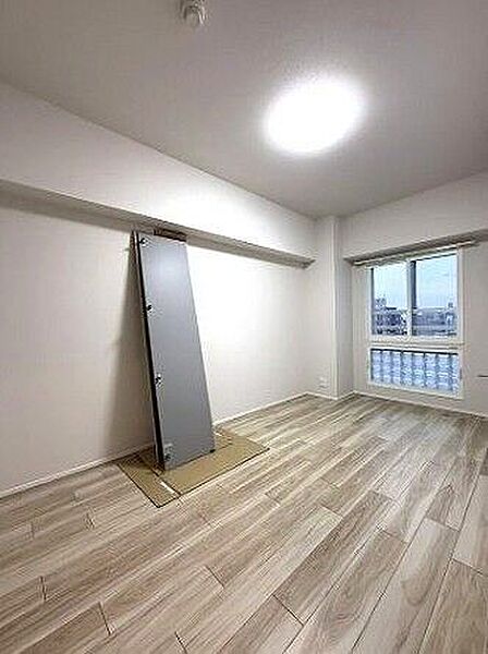採光が良く明るい洋室。窓からの眺望も開けており、開放感の中でゆったりとお過ごしいただけます。