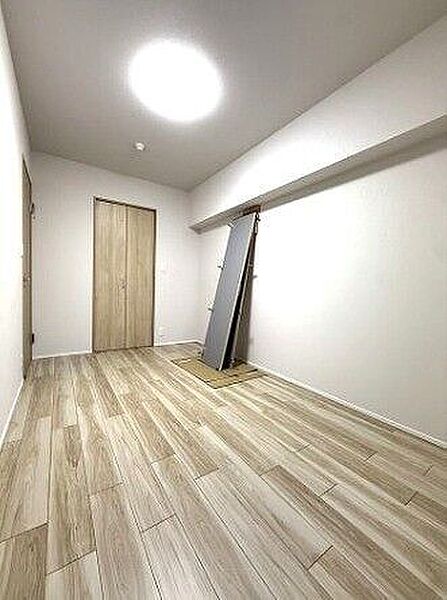シンプルで使いやすい形の洋室。子供部屋や寝室など、ライフスタイルに合わせて自由なレイアウトを楽しめます。